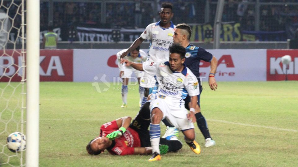 Proses kemelut terjadi gol Arema Cronus ke gawang Persib Bandung yang dicetak Raphael Maitimo. Copyright: © Herry Ibrahim/Indosport